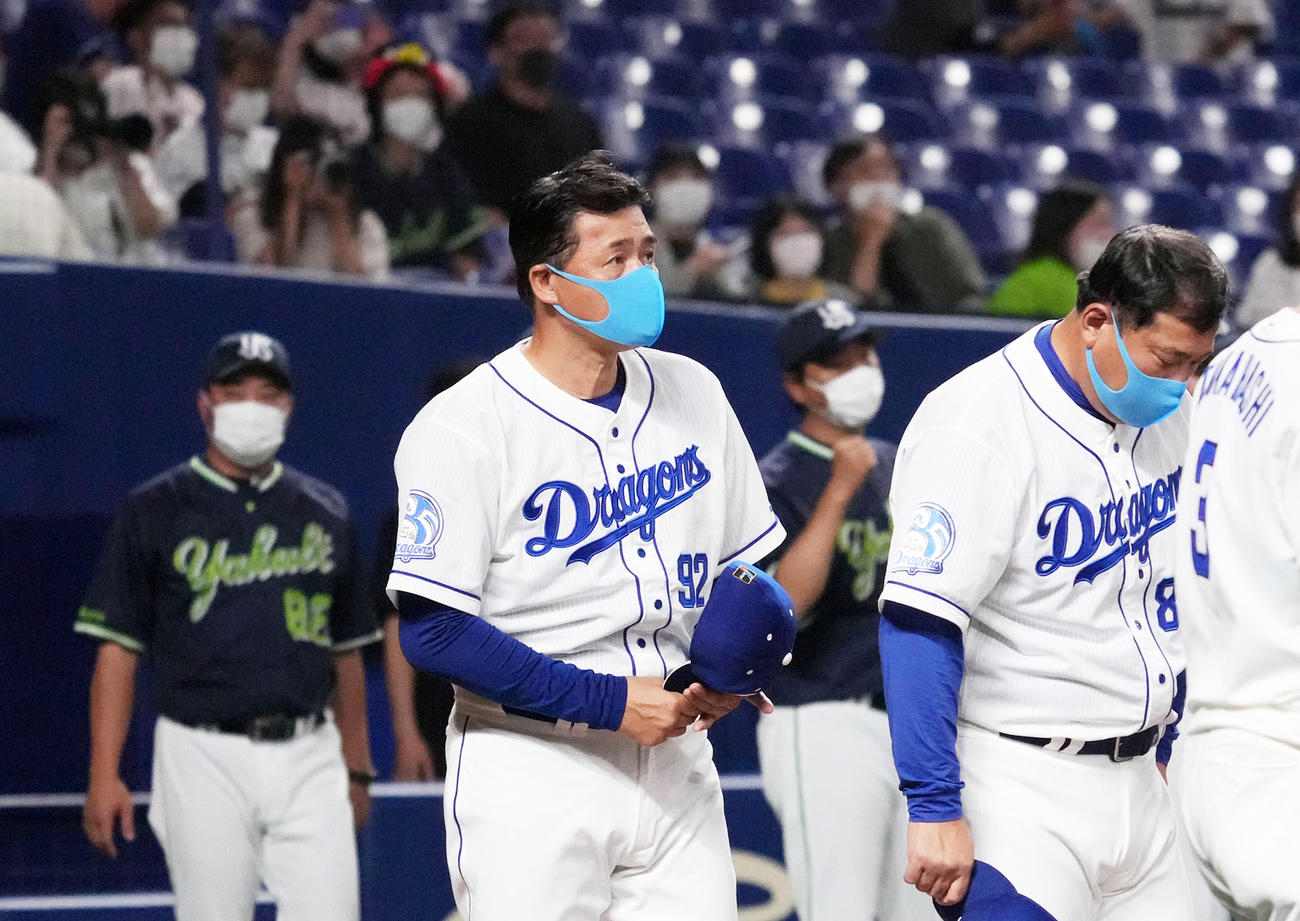 試合終了、スタンドの観客に一礼する与田監督（左）（撮影・森本幸一）
