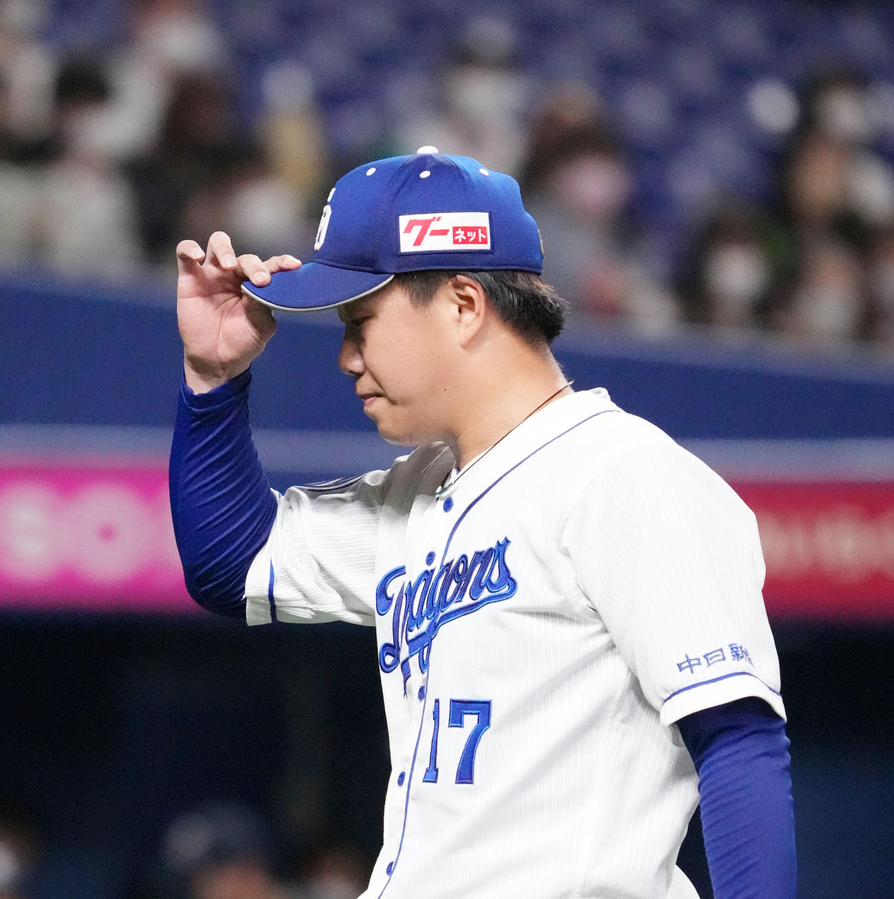 3回表にも2点を失い、うつむき加減でベンチへ戻る中日先発の柳（撮影・森本幸一）