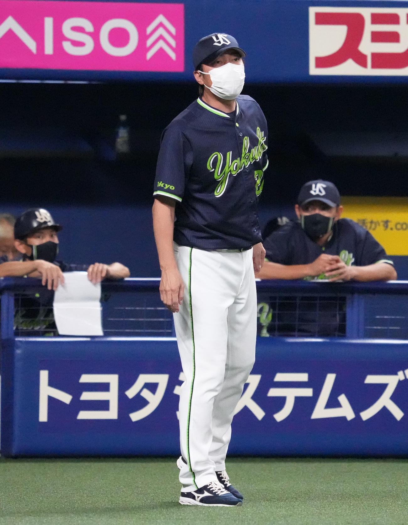 中日対ヤクルト　4回裏中日2死一、二塁、投手交代を告げる高津監督（撮影・森本幸一）