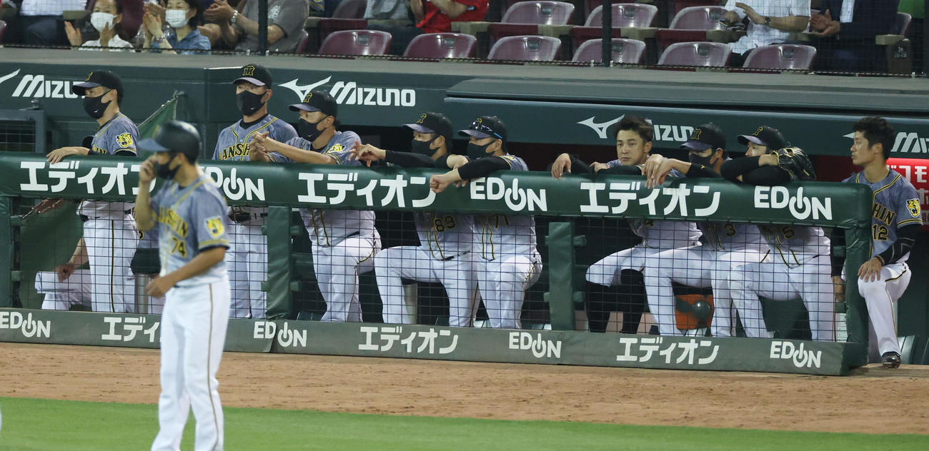 広島対阪神　2回の大量失点が響き敗戦となりがっくりする阪神ナイン（撮影・清水貴仁）