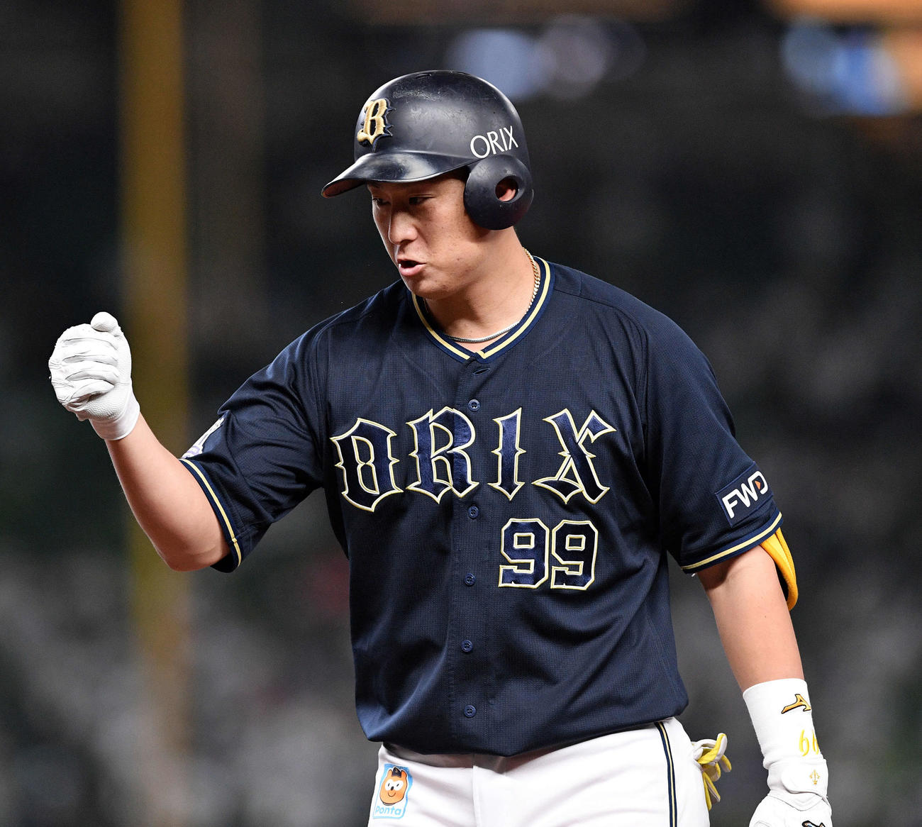 西武対オリックス　7回表オリックス1死一、二塁、左前適時打を放ち拳を握る杉本（撮影・滝沢徹郎）