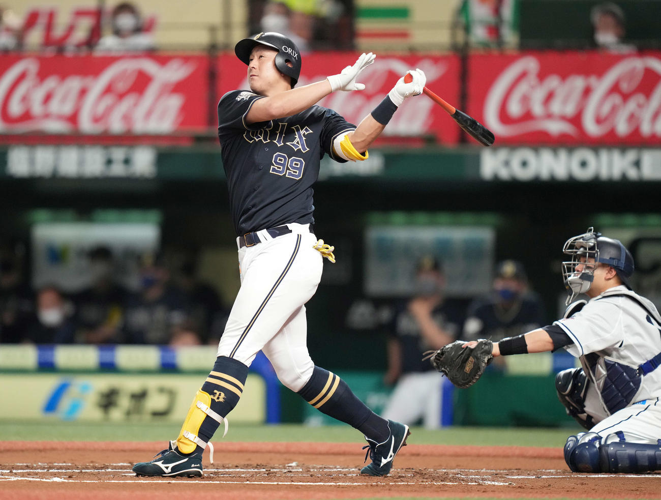 西武対オリックス　1回表オリックス2死一塁、先制の左越え2点本塁打を放つ杉本（撮影・鈴木みどり）