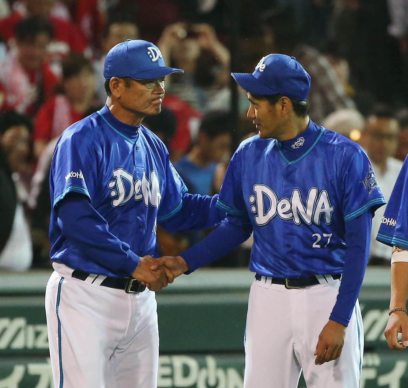2015年　久保（右）とガッチリ握手する中畑清監督