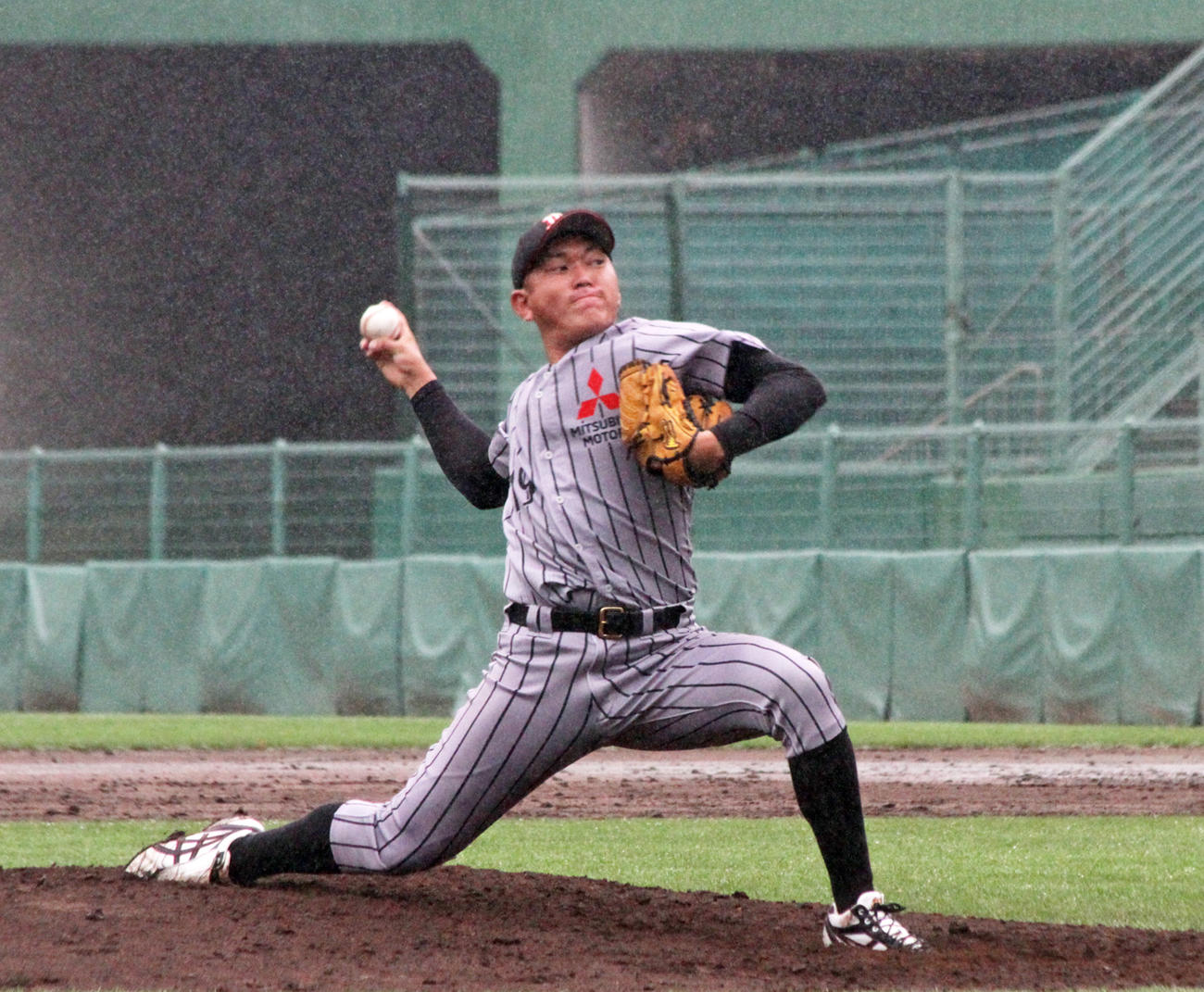 三菱自動車倉敷オーシャンズの先発広畑敦也投手は12球団スカウトが視察する前で力投した