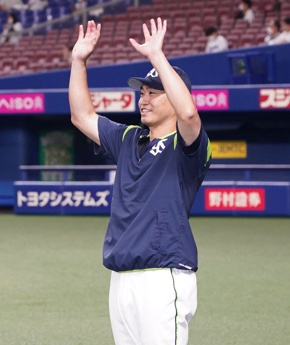 中日対ヤクルト　ヒーローインタビューを終えレフトスタンドのファンに手を振る青木（撮影・森本幸一）