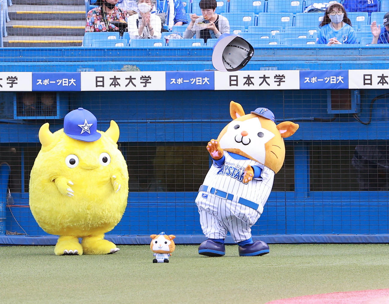 DeNA対巨人　試合前、つば九郎の「くるりんぱ」にトライするDeNAマスコットのスターマン（右）（撮影・浅見桂子）