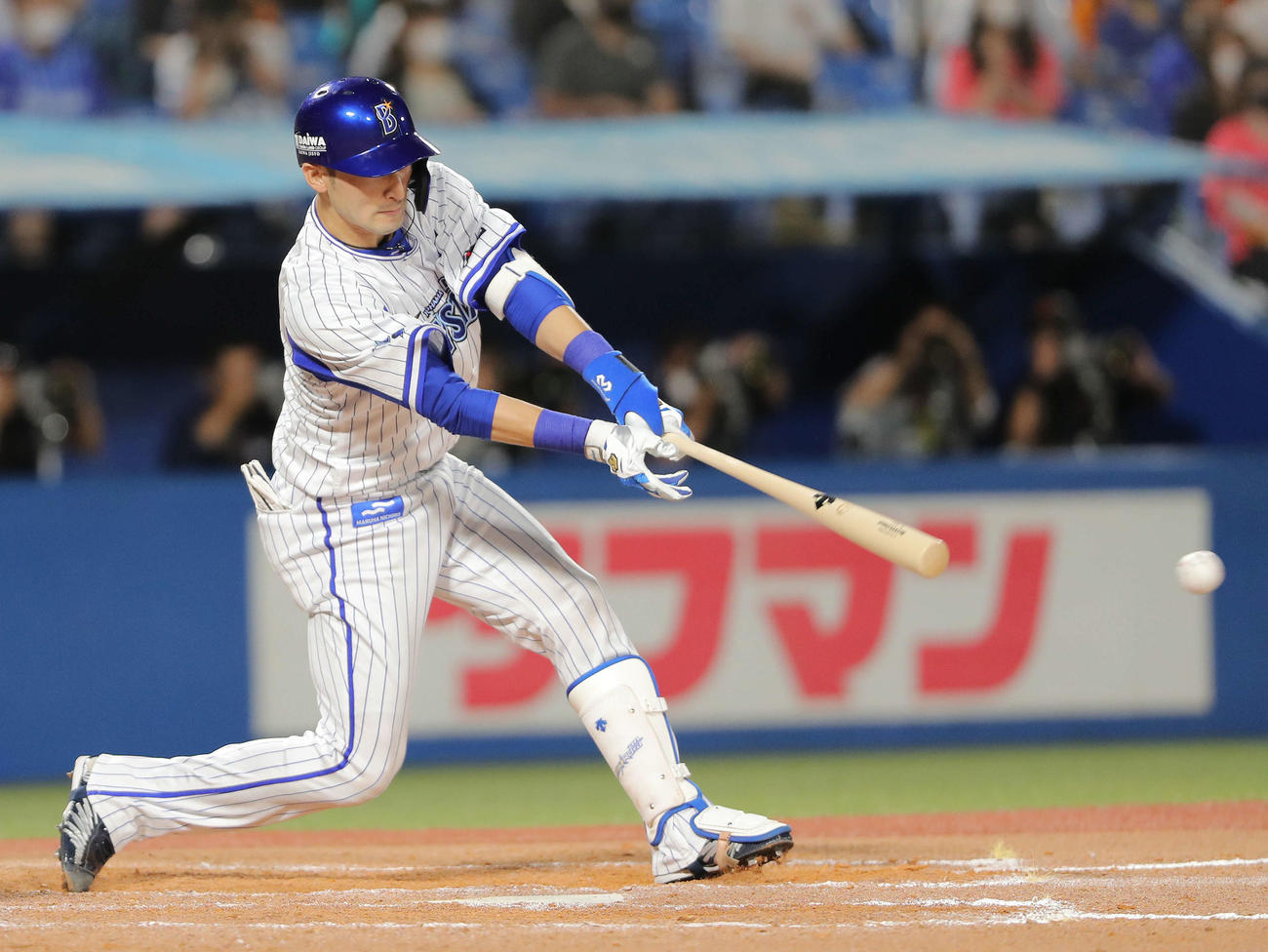 DeNA対巨人　8回裏DeNA2死一、三塁、三塁内野安適時打を放つ伊藤光（撮影・河田真司）