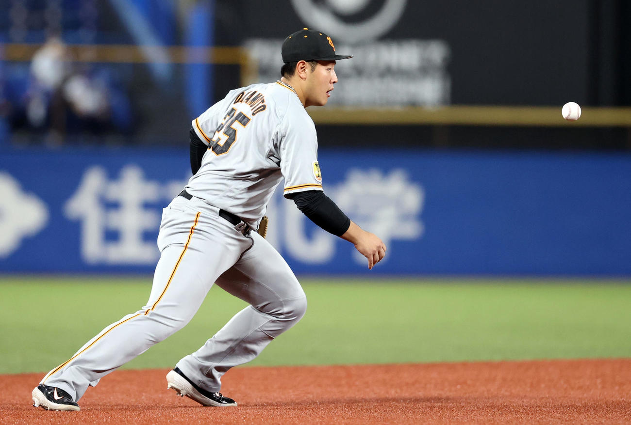 DeNA対巨人　8回裏DeNA2死一、三塁、伊藤光の適時内野安打の打球を弾く岡本和（撮影・狩俣裕三）