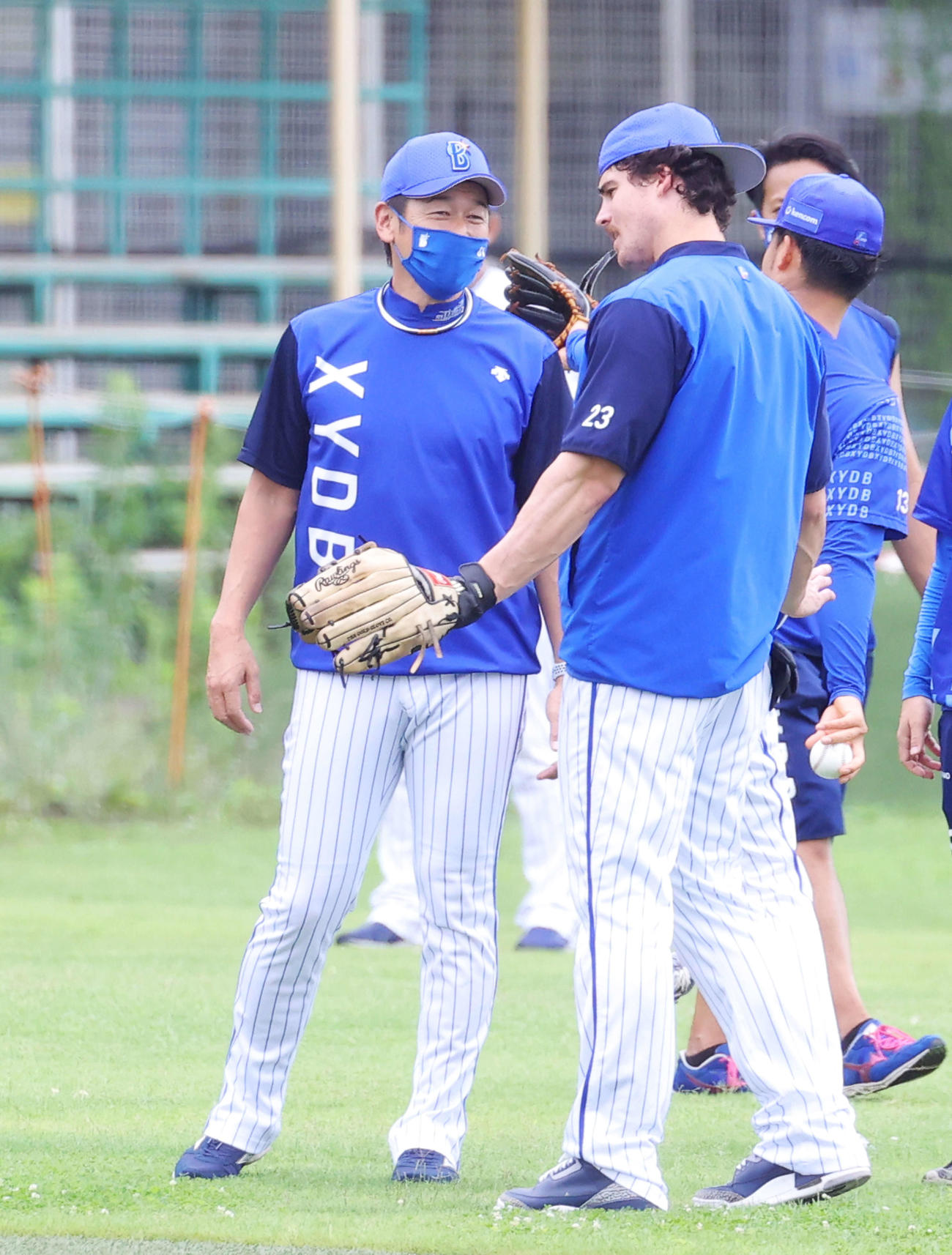DeNA対巨人　試合前、DeNAオースティン（右）と言葉を交わす三浦監督（撮影・河田真司）