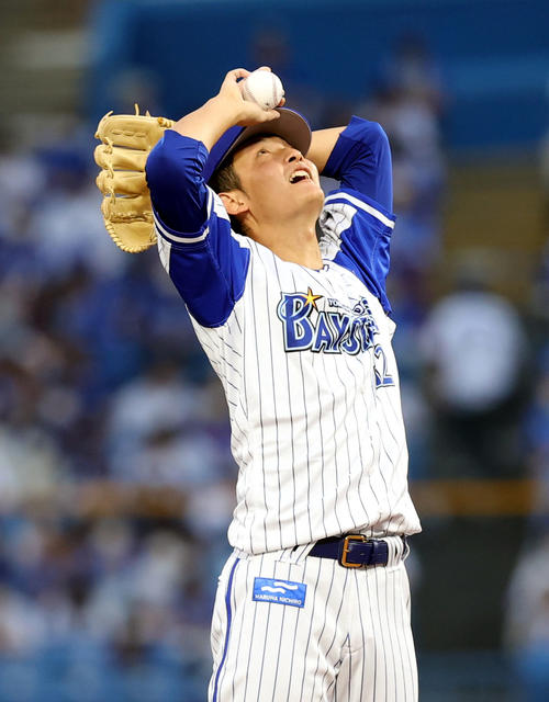 DeNA対巨人　3回表、丸、岡本和に2打席連続ソロ本塁打を打たれ、マウンドで悔しがる阪口（撮影・狩俣裕三）