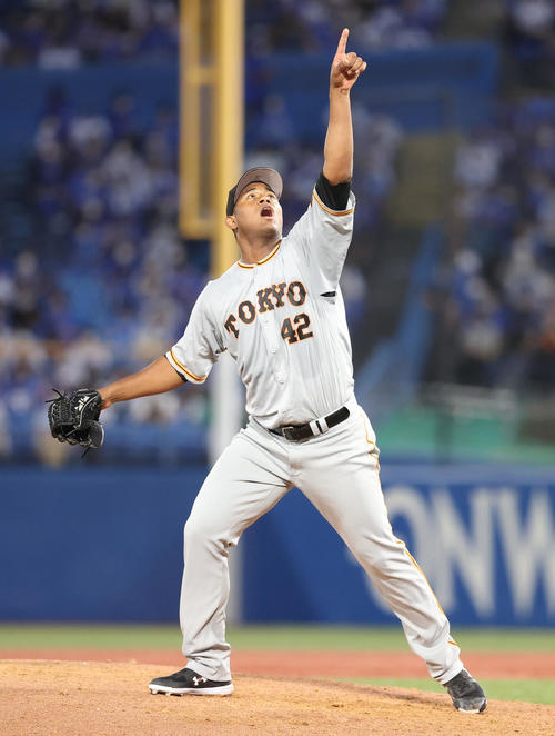 DeNA対巨人　4回裏巨人2死、山本の三邪飛にほえるウィーラー（撮影・狩俣裕三）