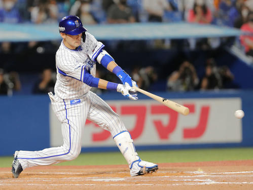 DeNA対巨人　8回裏DeNA2死一、三塁、三塁内野安適時打を放つ伊藤光（撮影・河田真司）