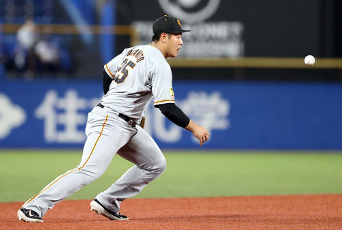 DeNA対巨人　8回裏DeNA2死一、三塁、伊藤光の適時内野安打の打球を弾く岡本和（撮影・狩俣裕三）