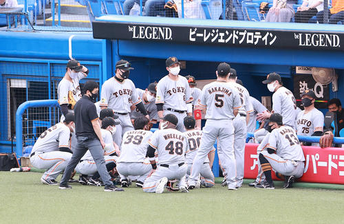 DeNA対巨人　試合前、円陣を組む坂本（中央）ら巨人ナイン（撮影・浅見桂子）