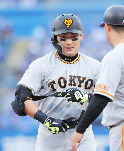 DeNA対巨人　1回表巨人2死、中前打を放ち出塁する丸（撮影・河田真司）