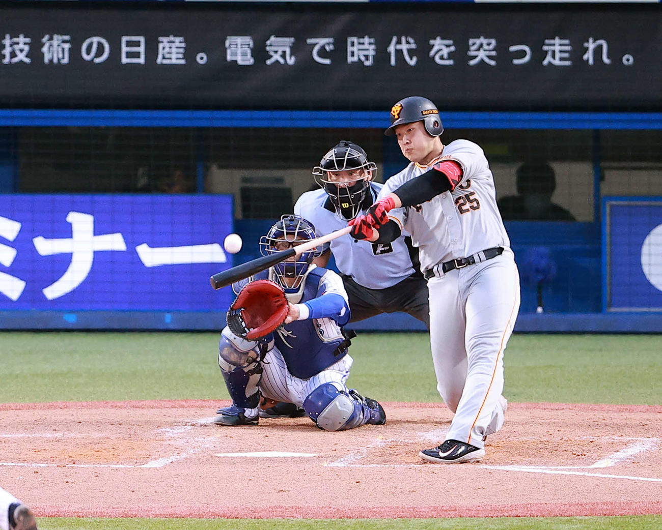 DeNA対巨人　3回表巨人1死、岡本和は左中間にソロ本塁打を放つ（撮影・浅見桂子）