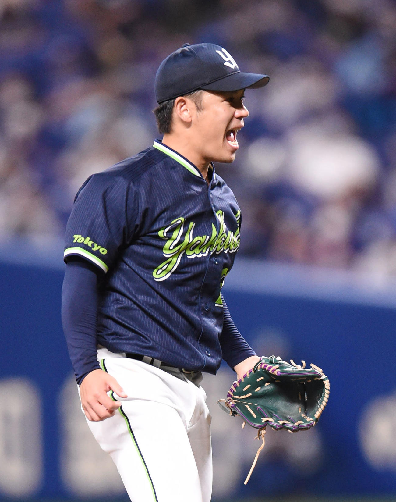 中日対ヤクルト　4回裏中日2死三塁、堂上を三振にしとめほえるヤクルト先発の小川（撮影・森本幸一）