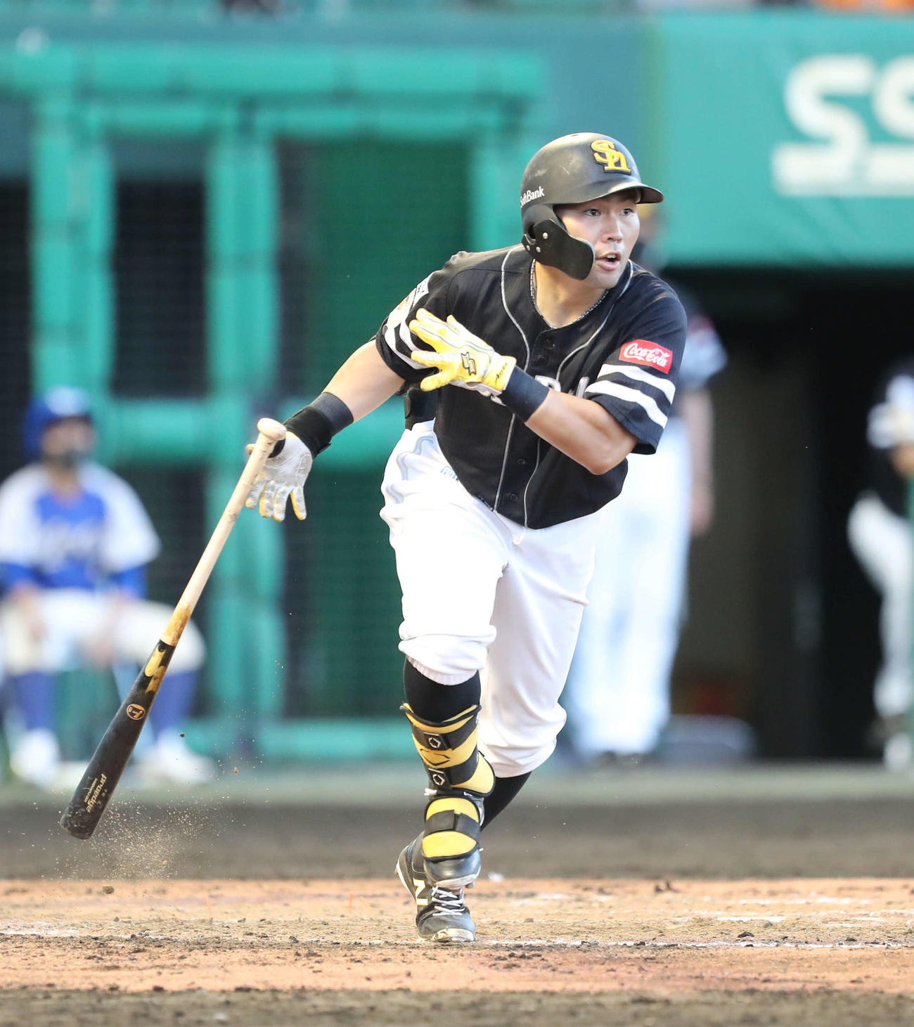 日本ハム対ソフトバンク　4回表ソフトバンク2死二、三塁、中村晃は右越え2点適時二塁打を放つ（撮影・梅根麻紀）