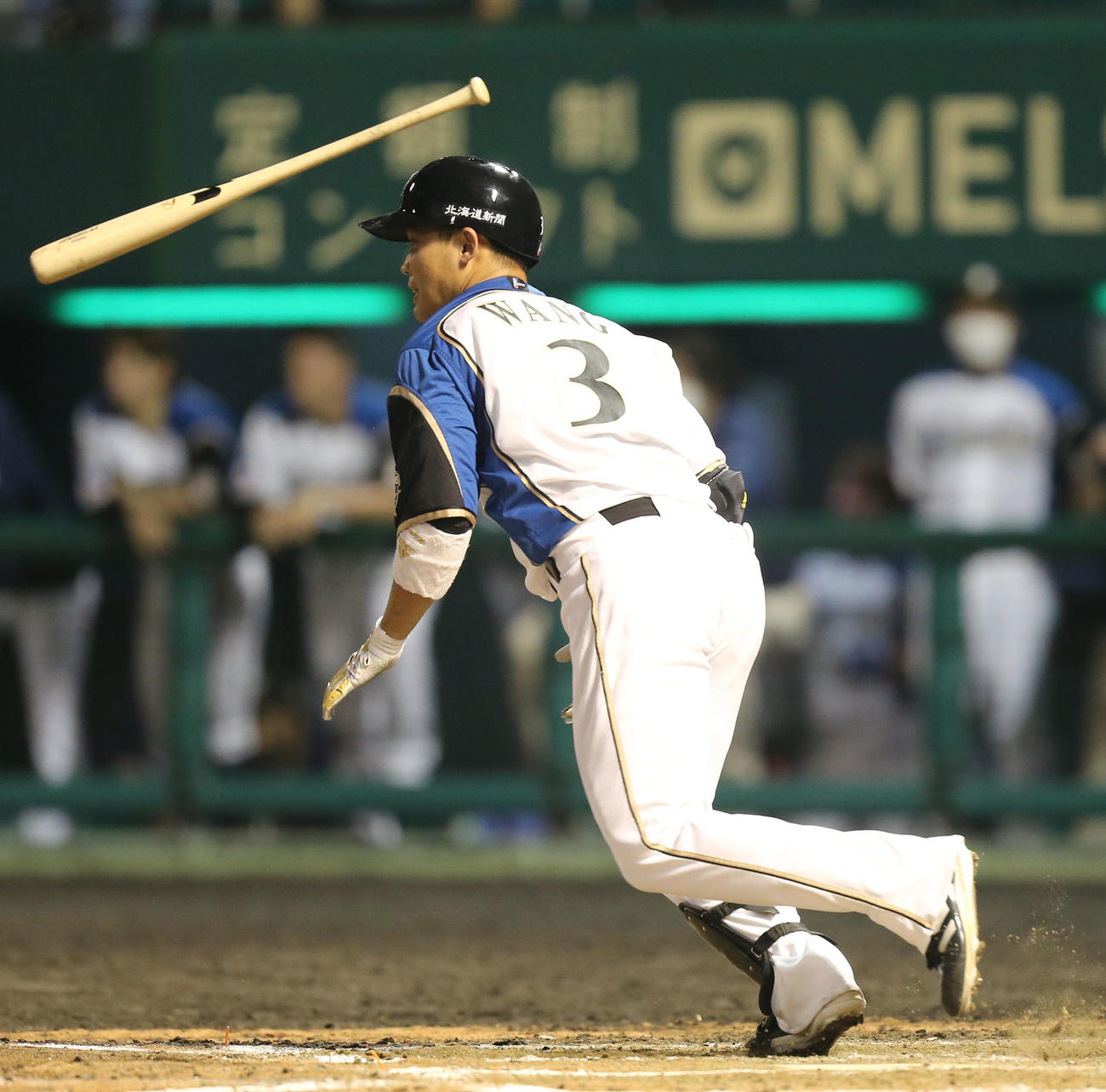 日本ハム対ソフトバンク　7回裏日本ハム1死一、二塁、王は右前安打を放つ（撮影・屋方直哉）