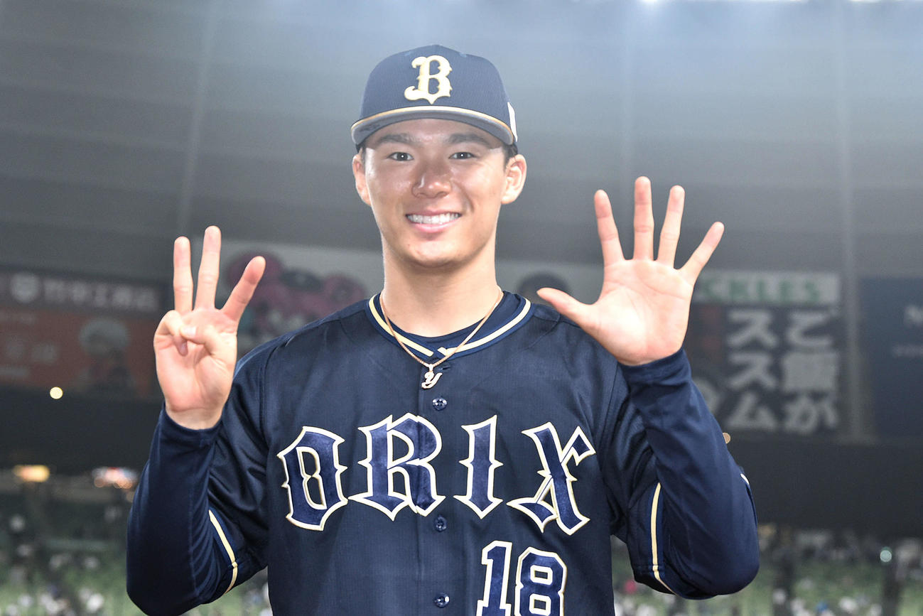 西武対オリックス　8勝目を挙げたオリックス山本は「8」のポーズを決める（撮影・滝沢徹郎）