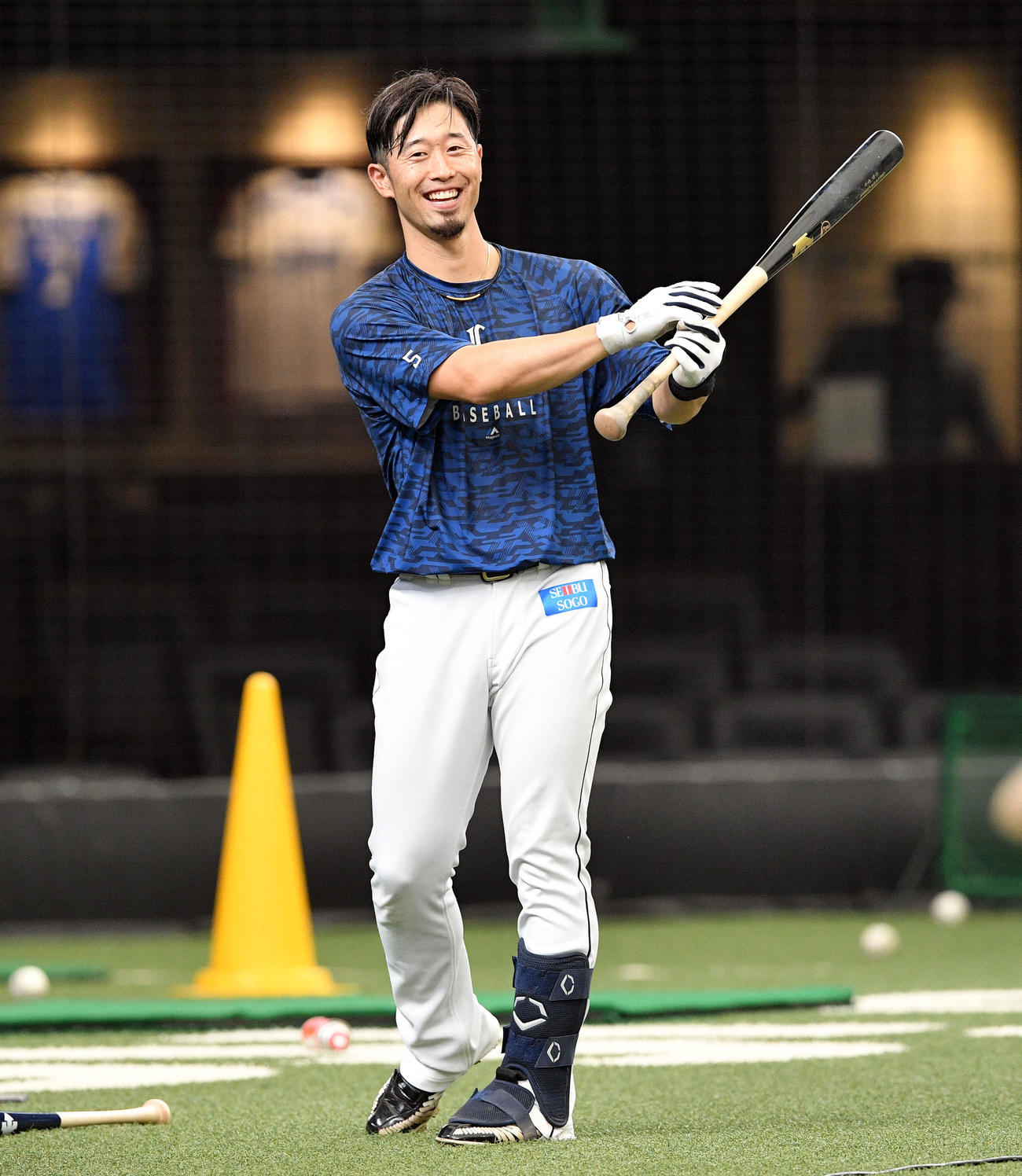 西武対オリックス　一軍に合流した西武外崎は試合前練習で笑顔を見せる（撮影・滝沢徹郎）