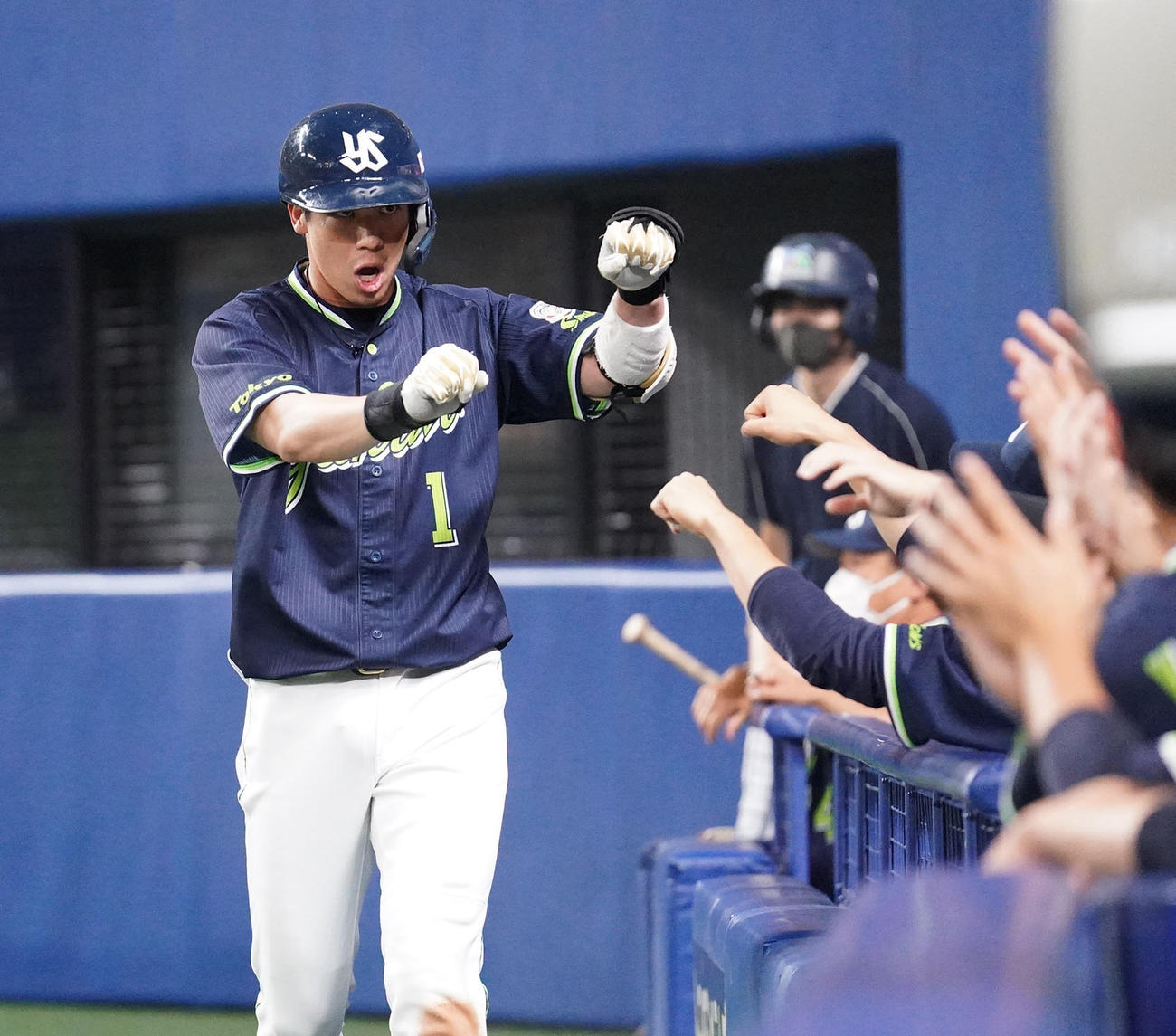 中日対ヤクルト　7回表ヤクルト無死、左越え本塁打を放った山田（撮影・森本幸一）