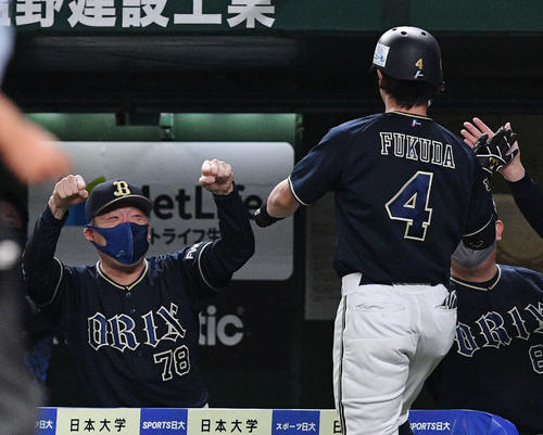 西武対オリックス　2回表オリックス1死二、三塁、右越え3点本塁打を放った福田（右手前）をガッツポーズで迎える中嶋監督（奥左）（撮影・滝沢徹郎）