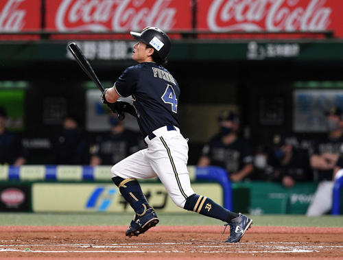 西武対オリックス　2回表オリックス1死二、三塁、福田は右越え3点本塁打を放つ（撮影・滝沢徹郎）