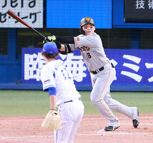 DeNA対巨人　3回表巨人1死、丸は左越えソロ本塁打を放つ。投手阪口（撮影・浅見桂子）