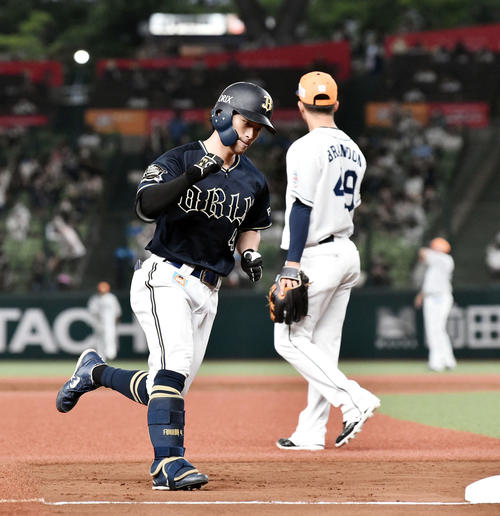西武対オリックス　2回表オリックス1死二、三塁、右越え3点本塁打を放った福田（手前）はベースを回りガッツポーズする（撮影・滝沢徹郎）