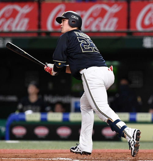 西武対オリックス　8回表オリックス1死二塁、伏見は左越え2点本塁打を放つ（撮影・滝沢徹郎）