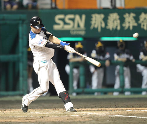 日本ハム対ソフトバンク　9回裏日本ハム無死、高浜祐仁は左越え本塁打を放つ（撮影・梅根麻紀）