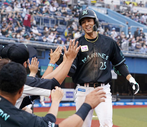 ロッテ対楽天　8回裏ロッテ2死、右越え本塁打を放つ岡（撮影・横山健太）