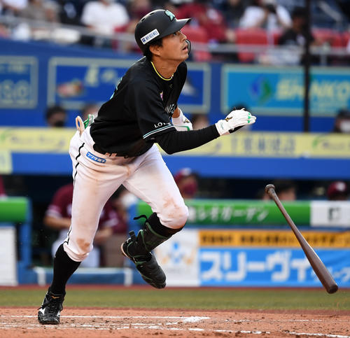 ロッテ対楽天　8回裏ロッテ2死、右越え本塁打を放つ岡（撮影・横山健太）