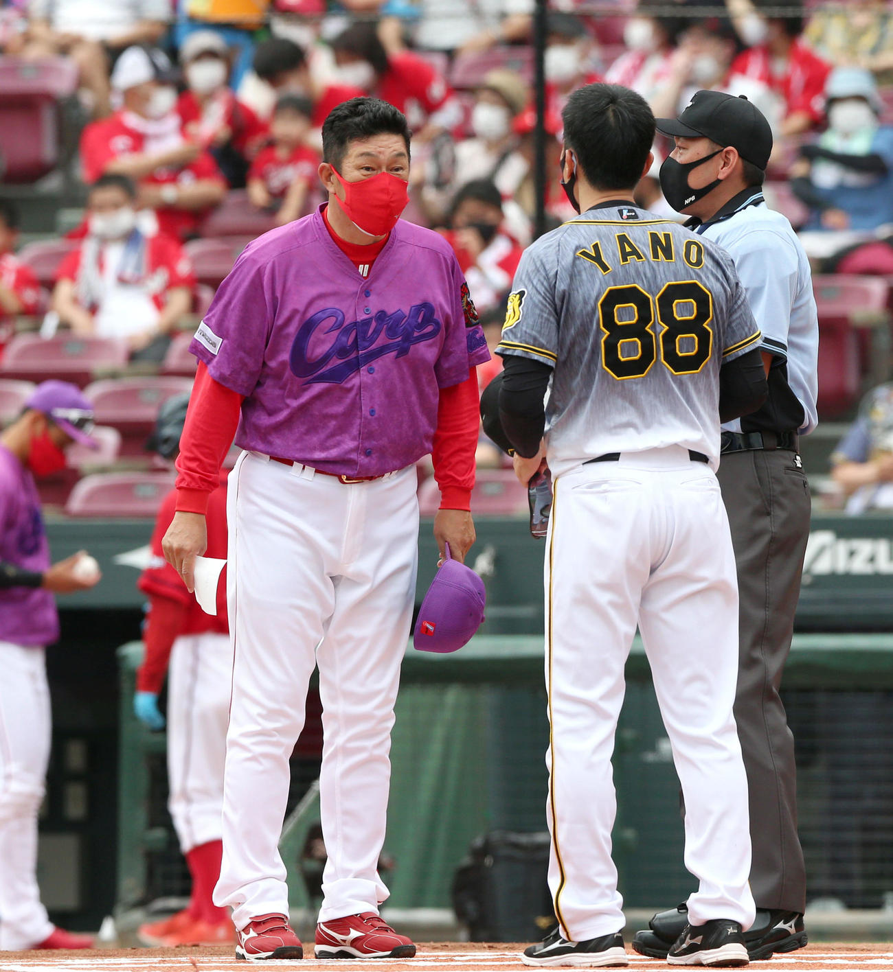 阪神対広島　メンバー表の交換をする広島佐々岡監督（左）と阪神矢野監督（撮影・上山淳一）