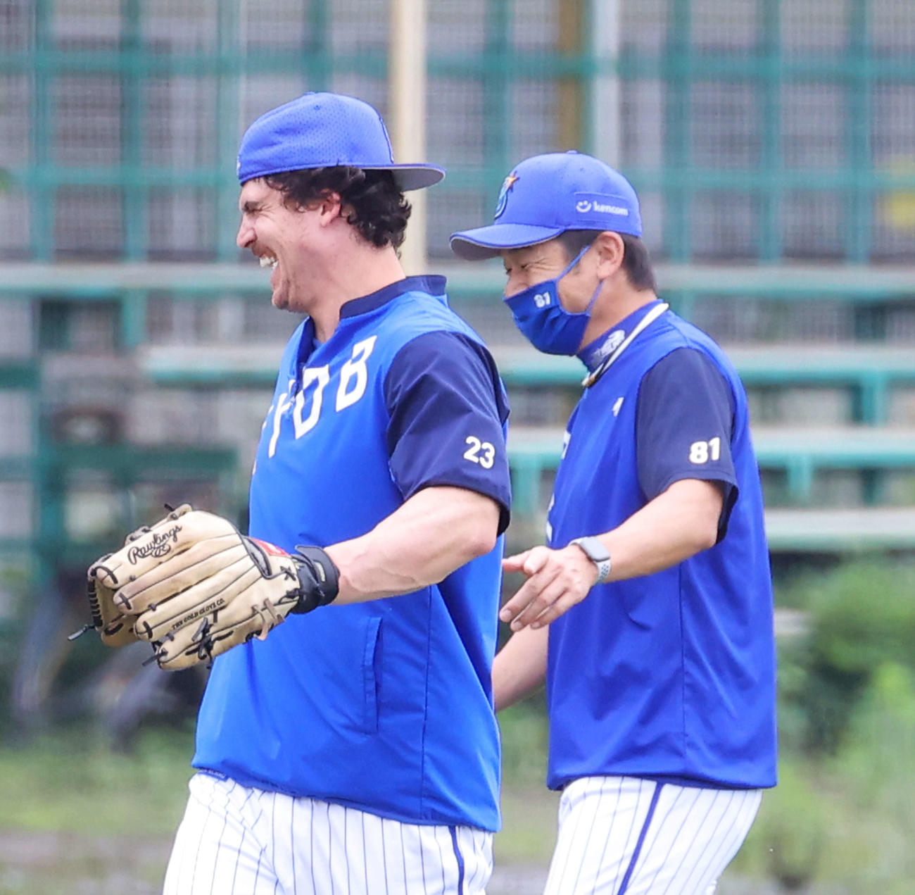 DeNA対巨人　試合前、笑顔で言葉を交わすDeNAオースティン（左）と三浦監督（撮影・河田真司）
