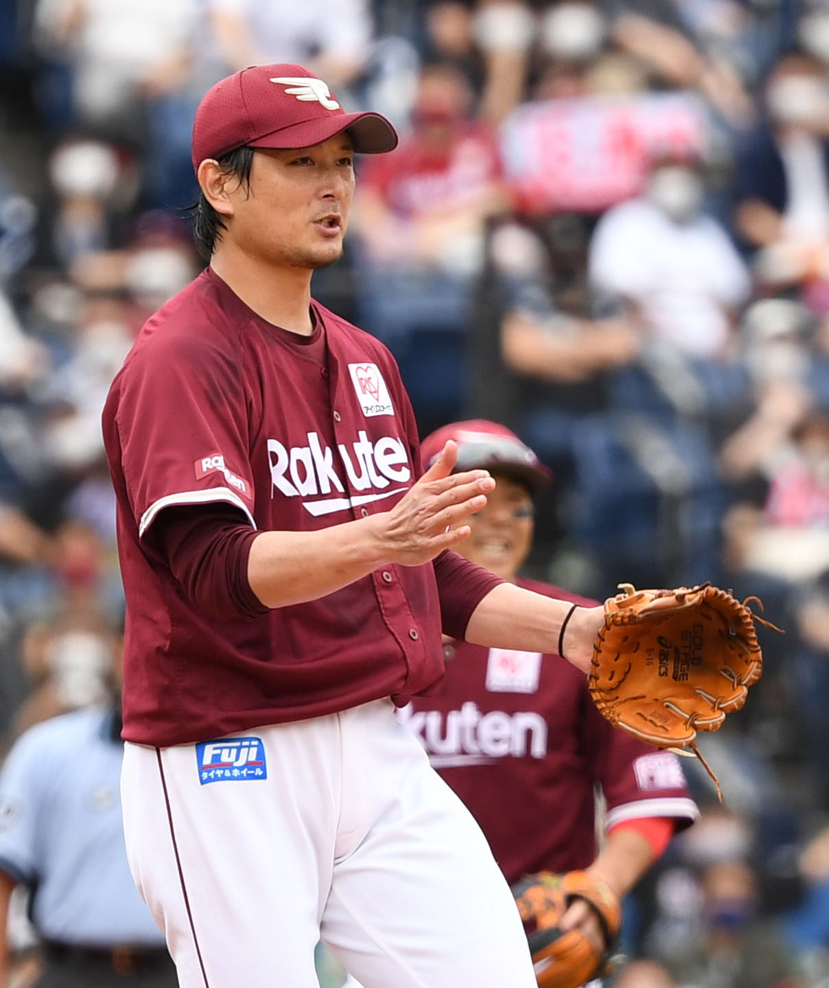 ロッテ対楽天　5回裏を無失点に抑えグローブをたたく楽天涌井（撮影・横山健太）