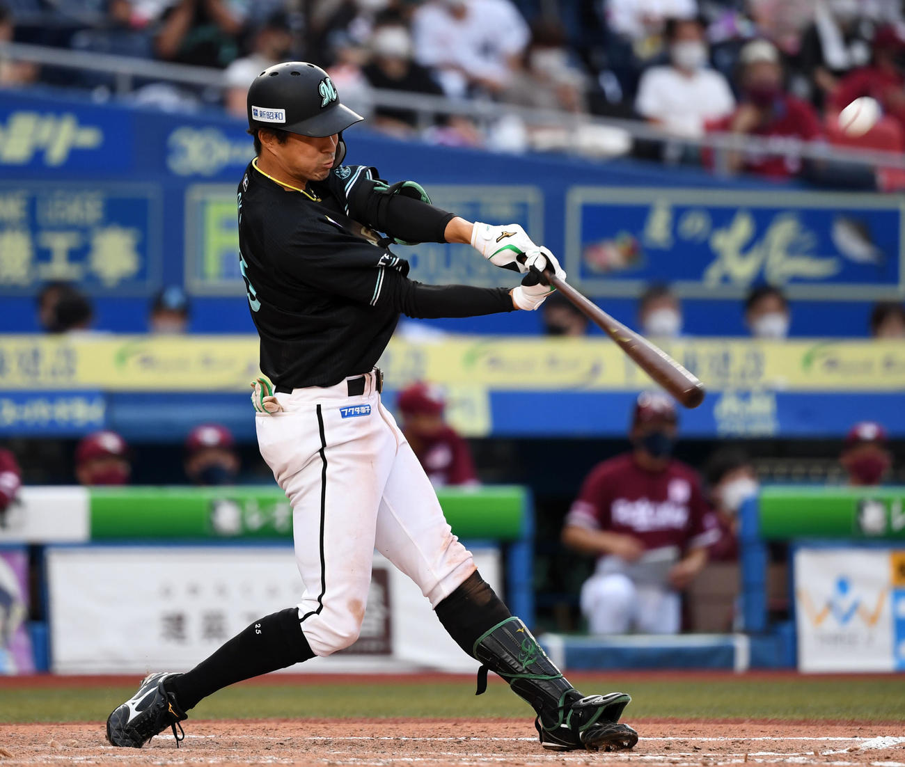 ロッテ対楽天　8回裏ロッテ2死、右越え本塁打を放つ岡（撮影・横山健太）