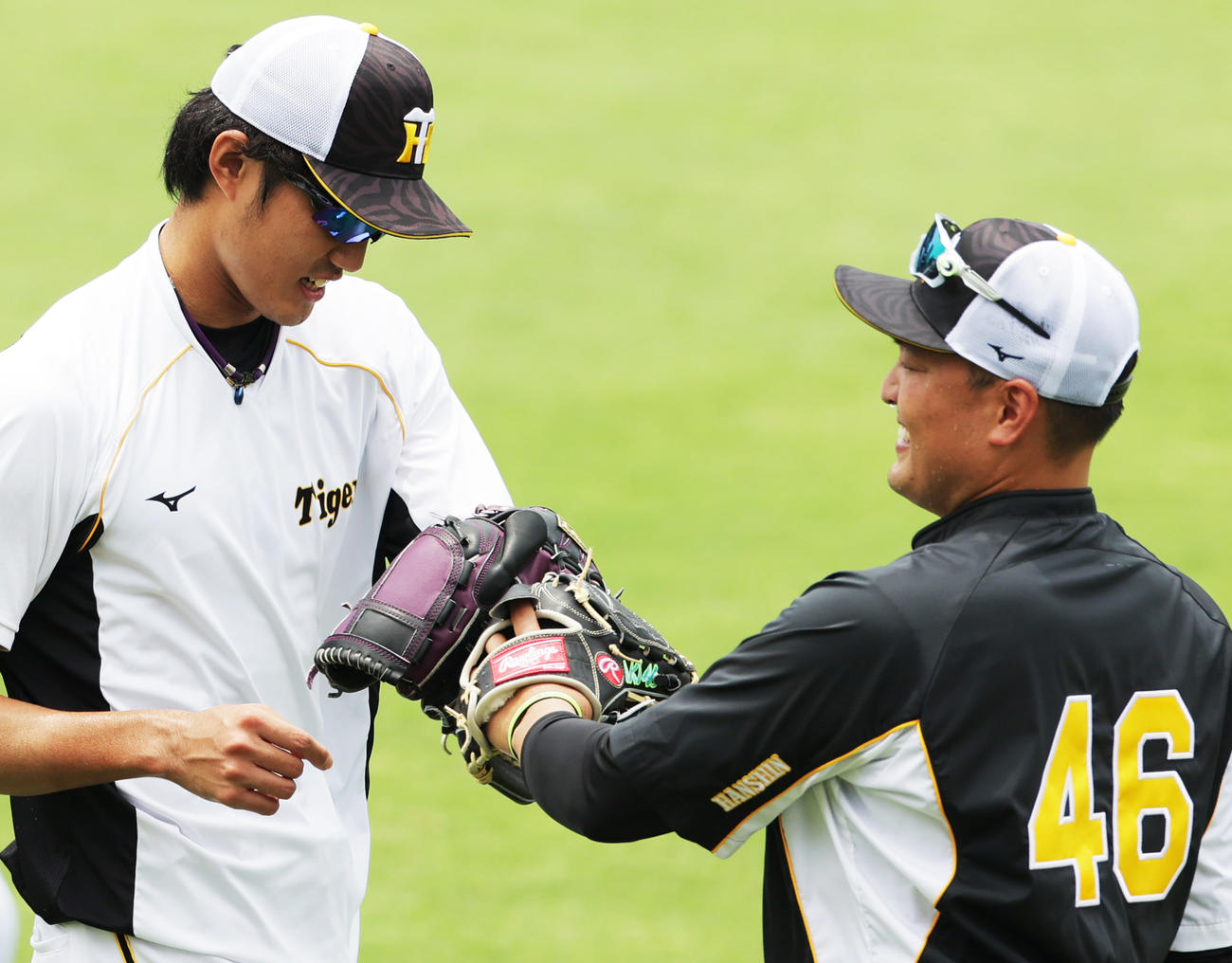 広島対阪神　キャッチボールを終える藤浪（左）と秋山（撮影・清水貴仁）