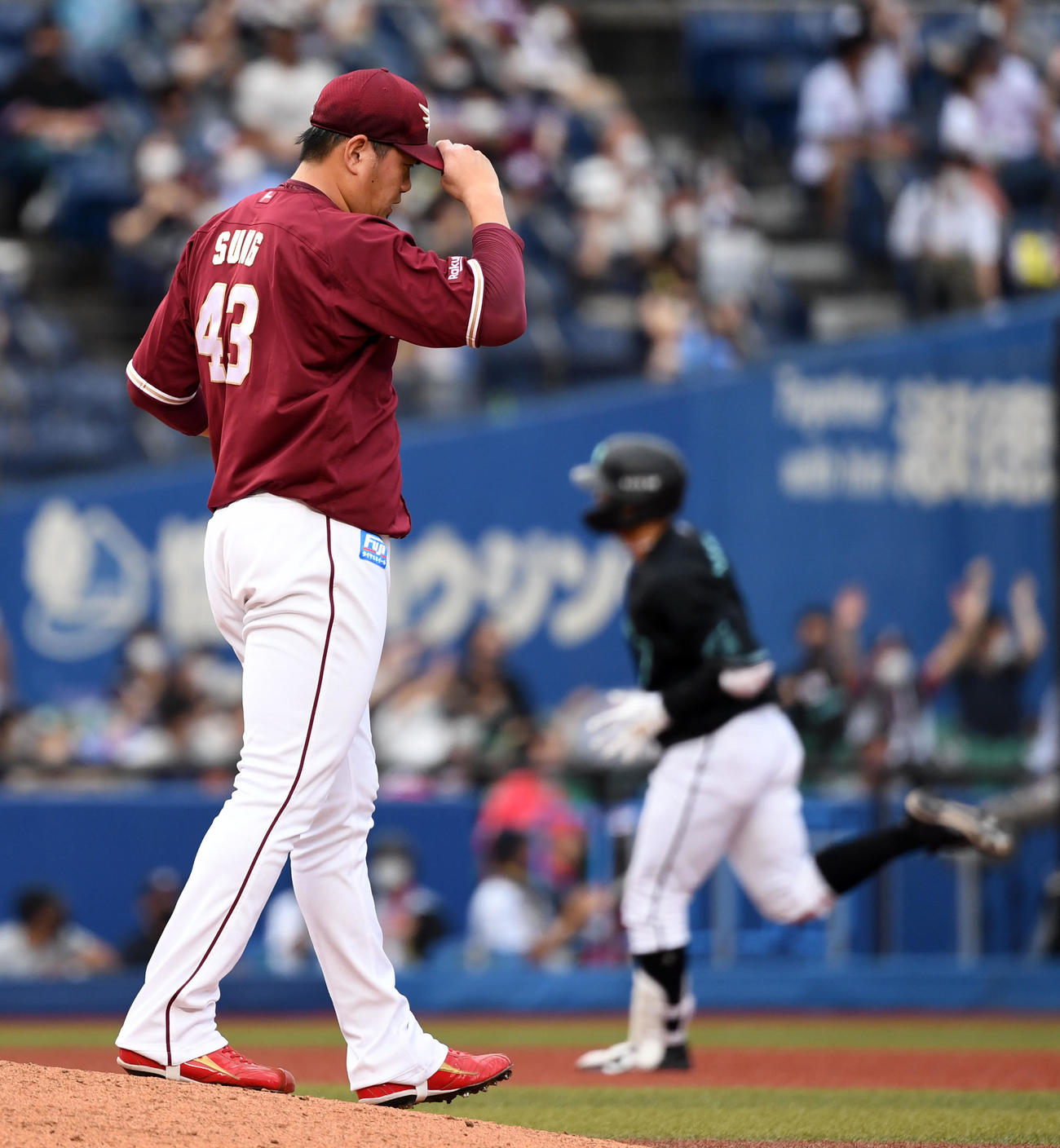 ロッテ対楽天　8回裏ロッテ無死一塁、中村奨に左越え2点本塁打を浴び肩を落とす宋（撮影・横山健太）