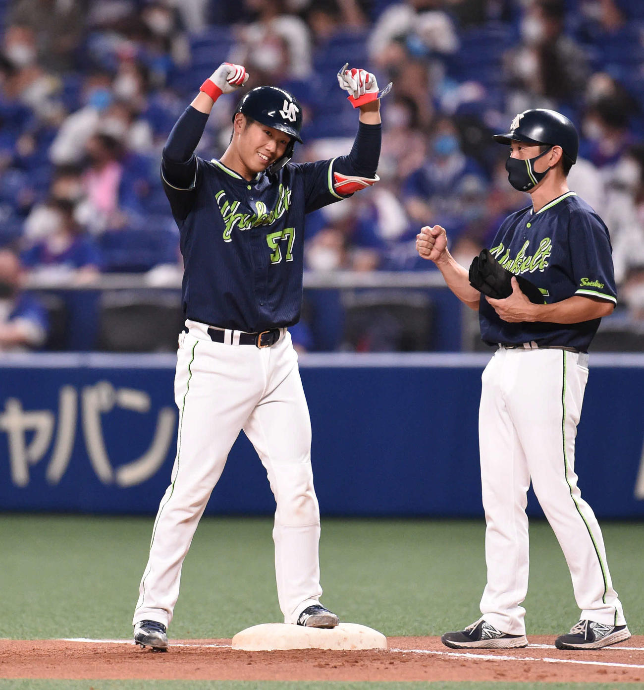 中日対ヤクルト　4回表ヤクルト無死満塁、中前適時打を放ち笑顔を見せる古賀（左）（撮影・森本幸一）