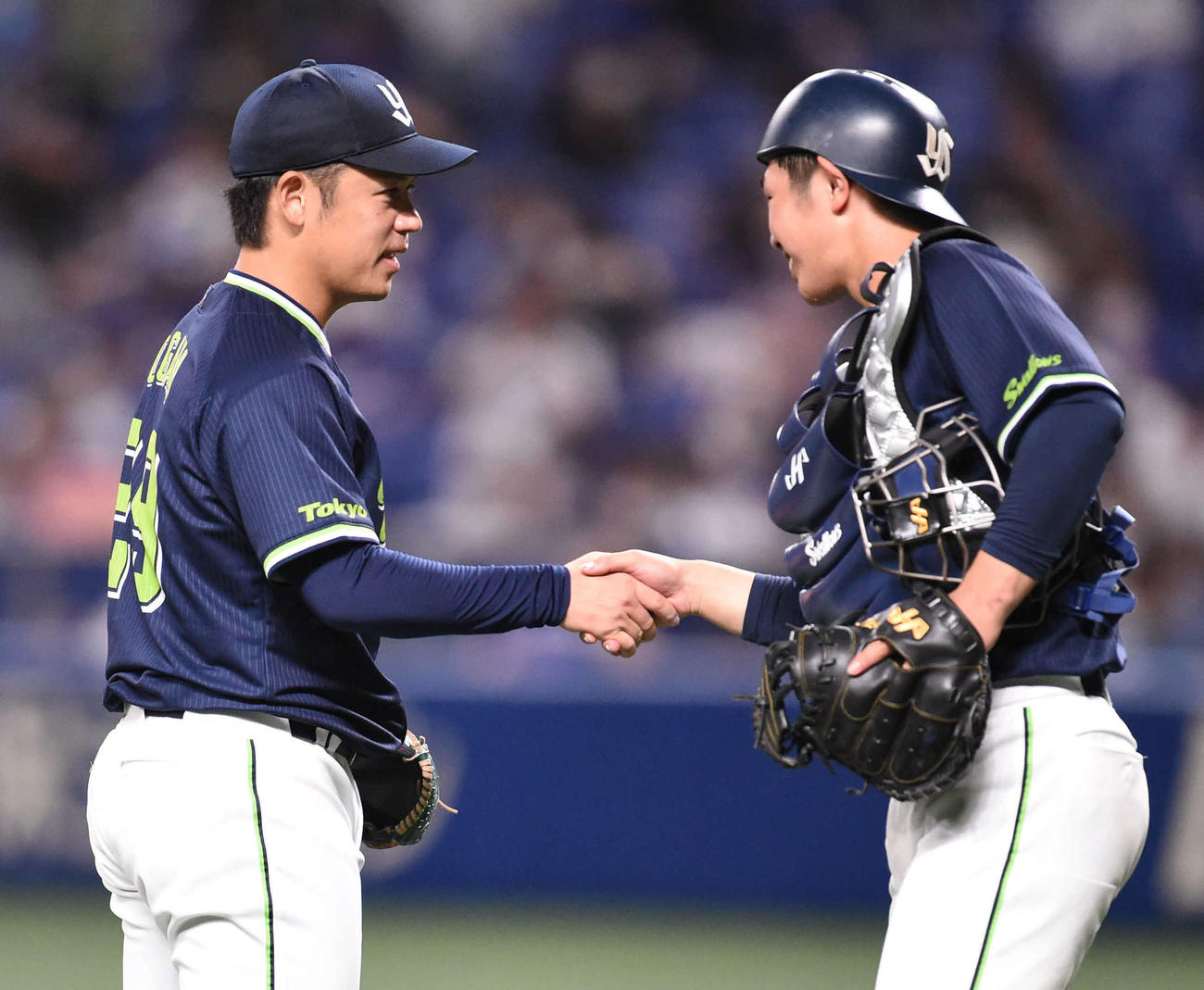 中日対ヤクルト　完投勝利の小川（左）と握手を交わす捕手古賀（撮影・森本幸一）