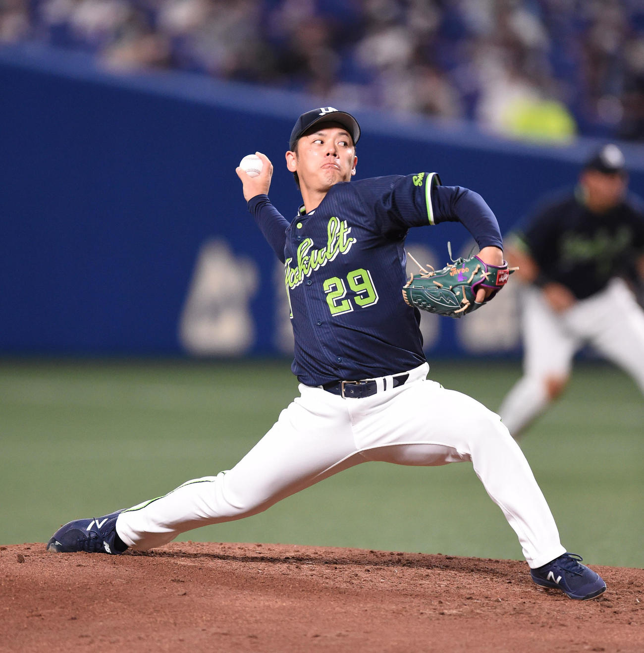 中日対ヤクルト　2回裏、力投するヤクルト先発の小川（撮影・森本幸一）