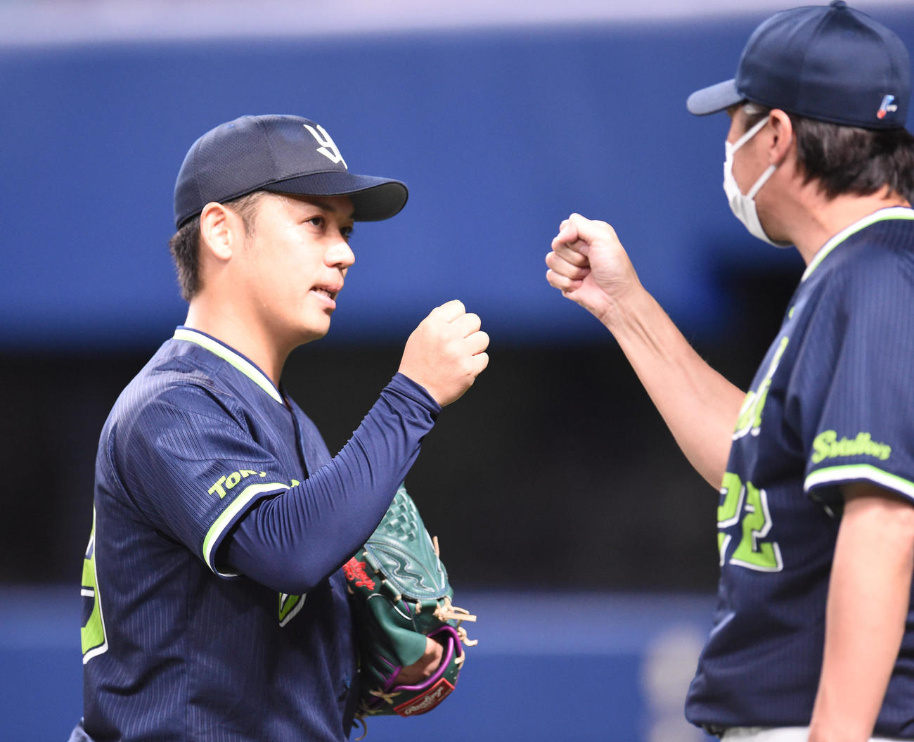 中日対ヤクルト　試合終了、高津監督（右）とタッチを交わす完投勝利の小川（左）（撮影・森本幸一）