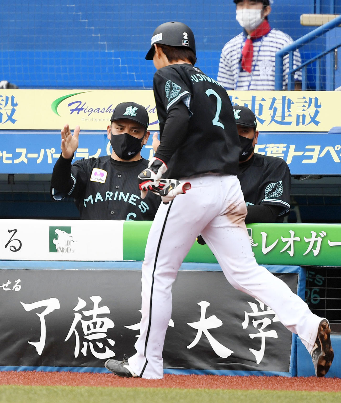 ロッテ対楽天　1回裏ロッテ1死二塁、中村奨の左前適時打で生還した藤原（右）をタッチで迎える井口監督（撮影・横山健太）