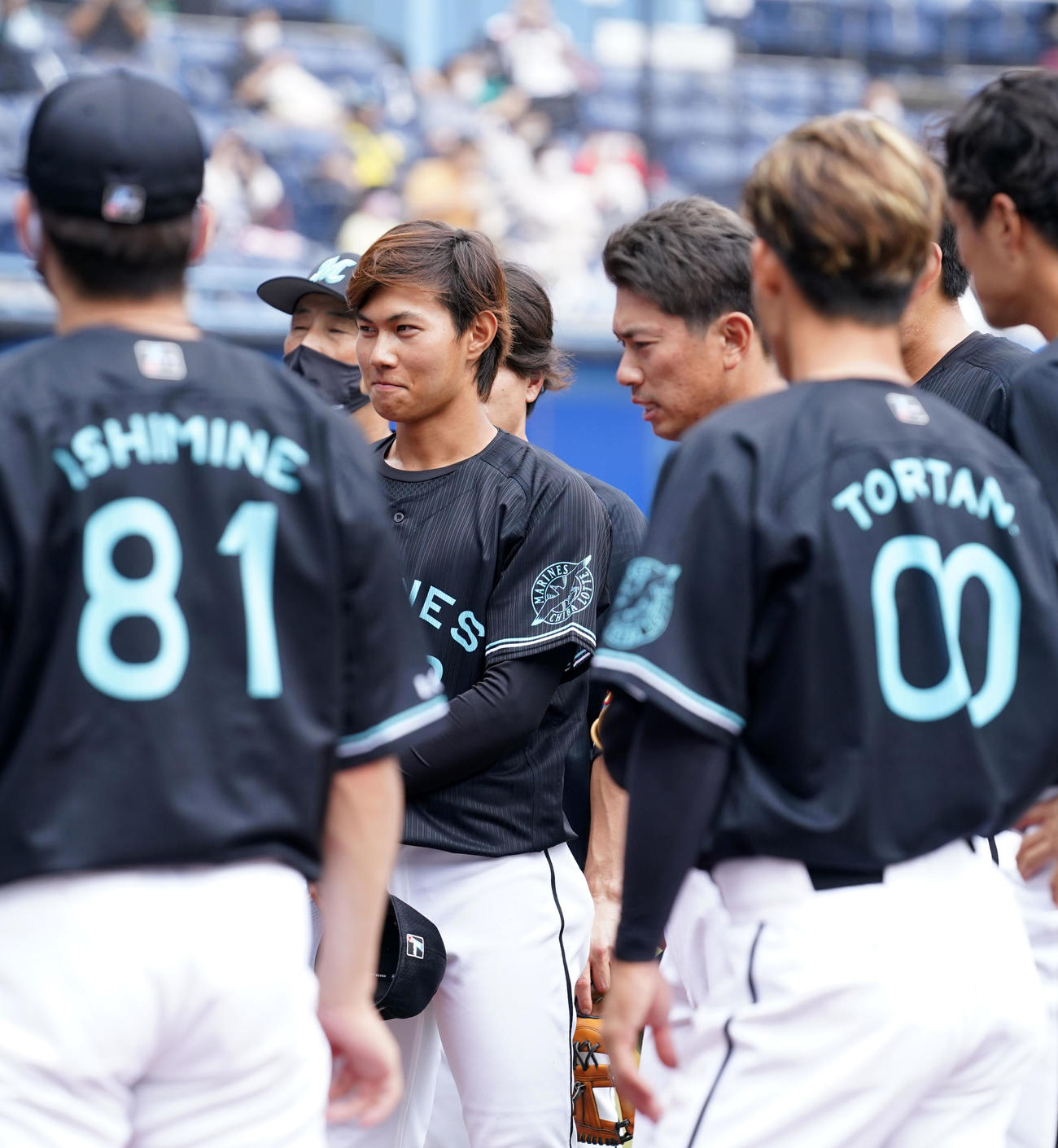 ロッテ対楽天　試合前円陣の声出しに指名され笑顔を見せるロッテ藤原（左から3人目）（撮影・横山健太）