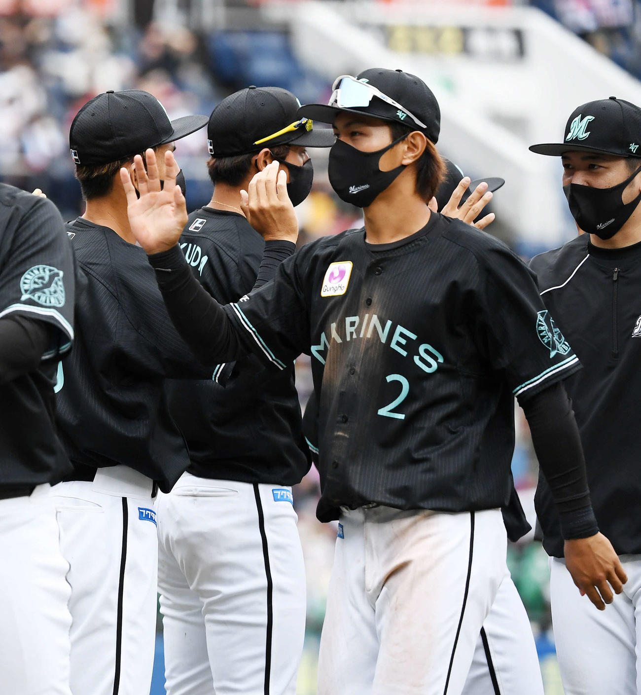 ロッテ対楽天　楽天に勝利しナインとタッチを交わすロッテ藤原（撮影・横山健太）