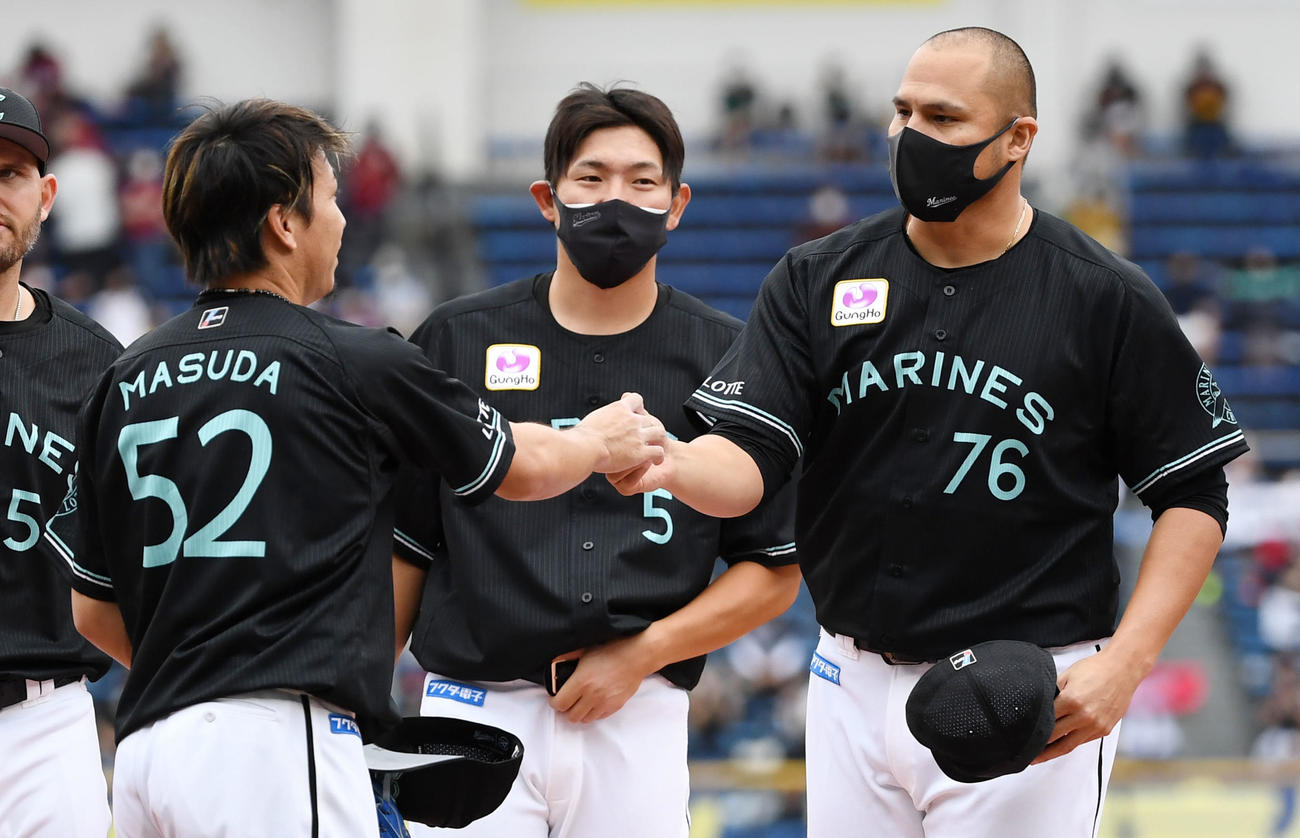 ロッテ対楽天　ウイニングボールをロッテ益田（左）から受け取るフローレス（右）（撮影・横山健太）