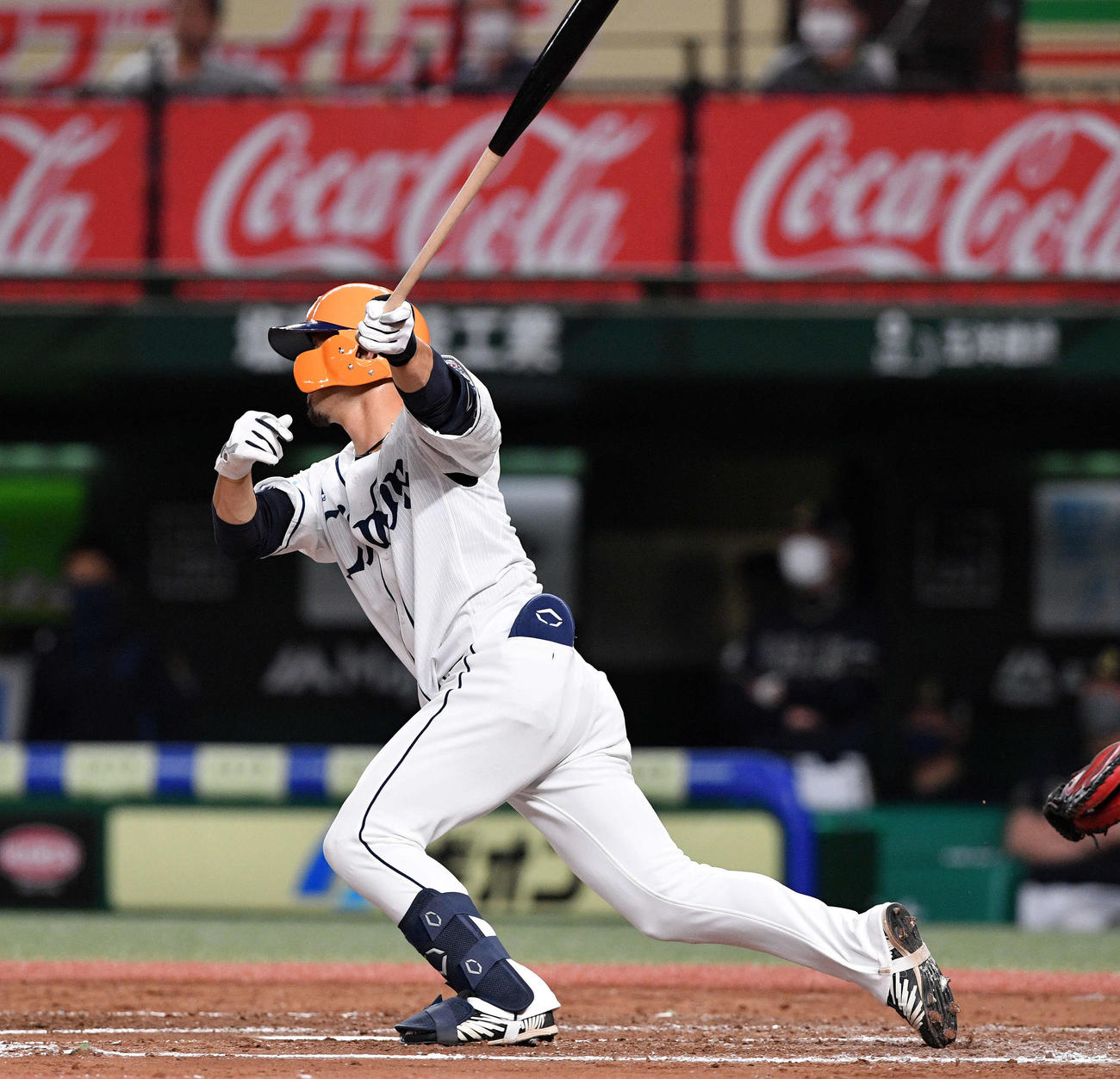 西武対オリックス　8回裏西武1死、外崎は中前打を放つ（撮影・滝沢徹郎）