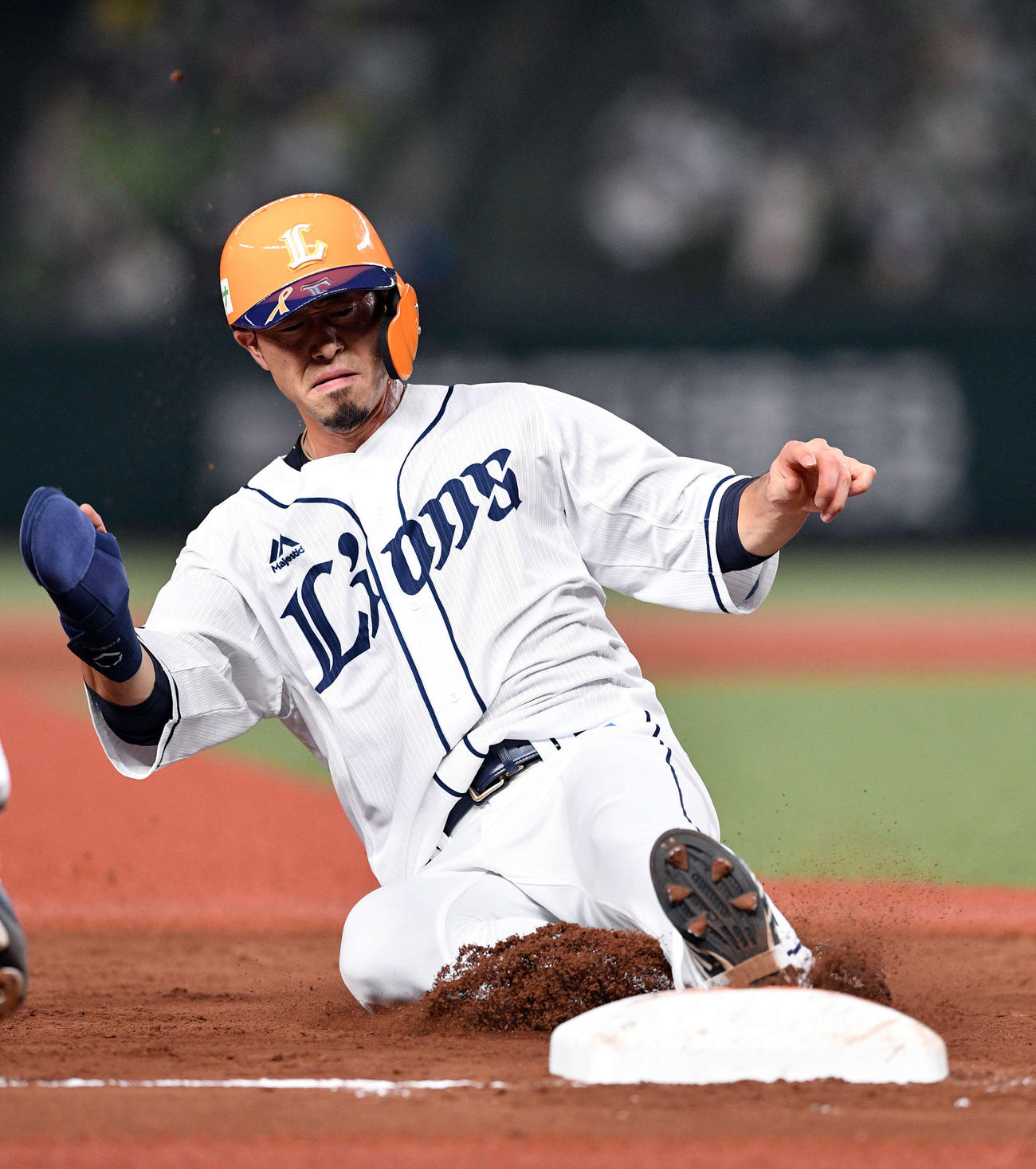 西武対オリックス　8回裏西武2死一塁、森の二塁打から三塁へスライディングする外崎（撮影・滝沢徹郎）